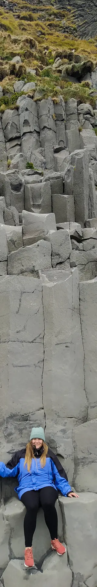 Schwarzer Strand und wilde Wellen